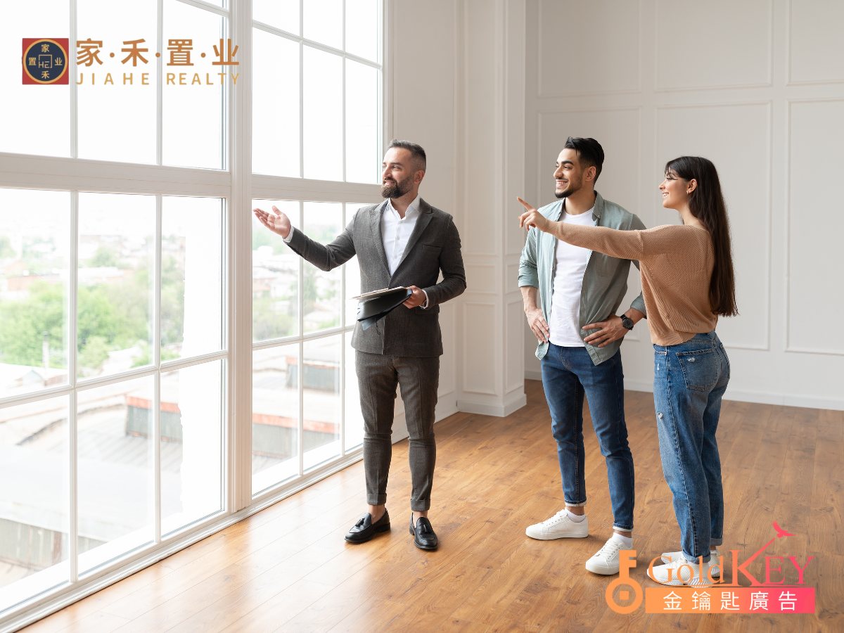 纽约房地产学校学员在样板房练习带看