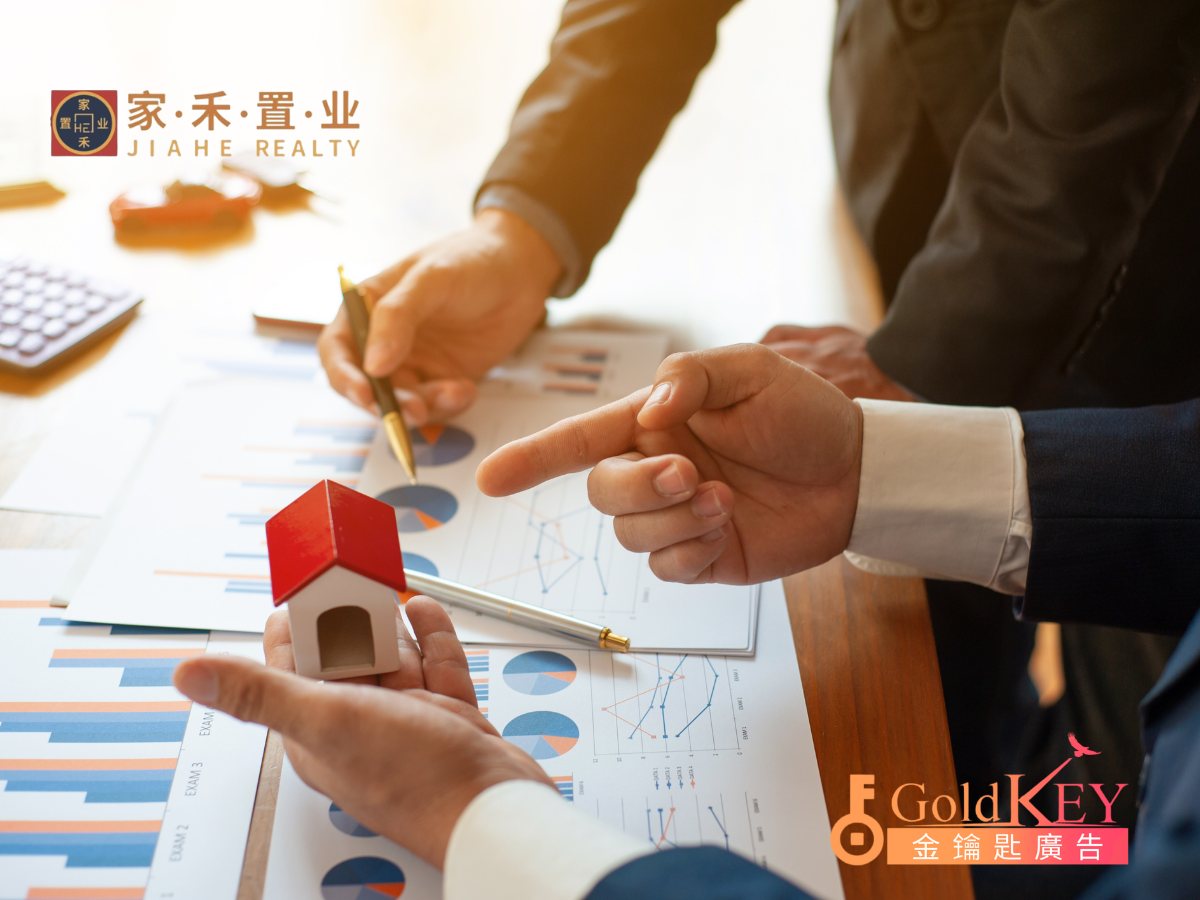 学员在课堂上核对房产合同与估价数据