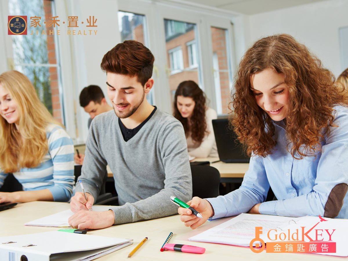 纽约房地产学校学员在课堂上完成结业考核