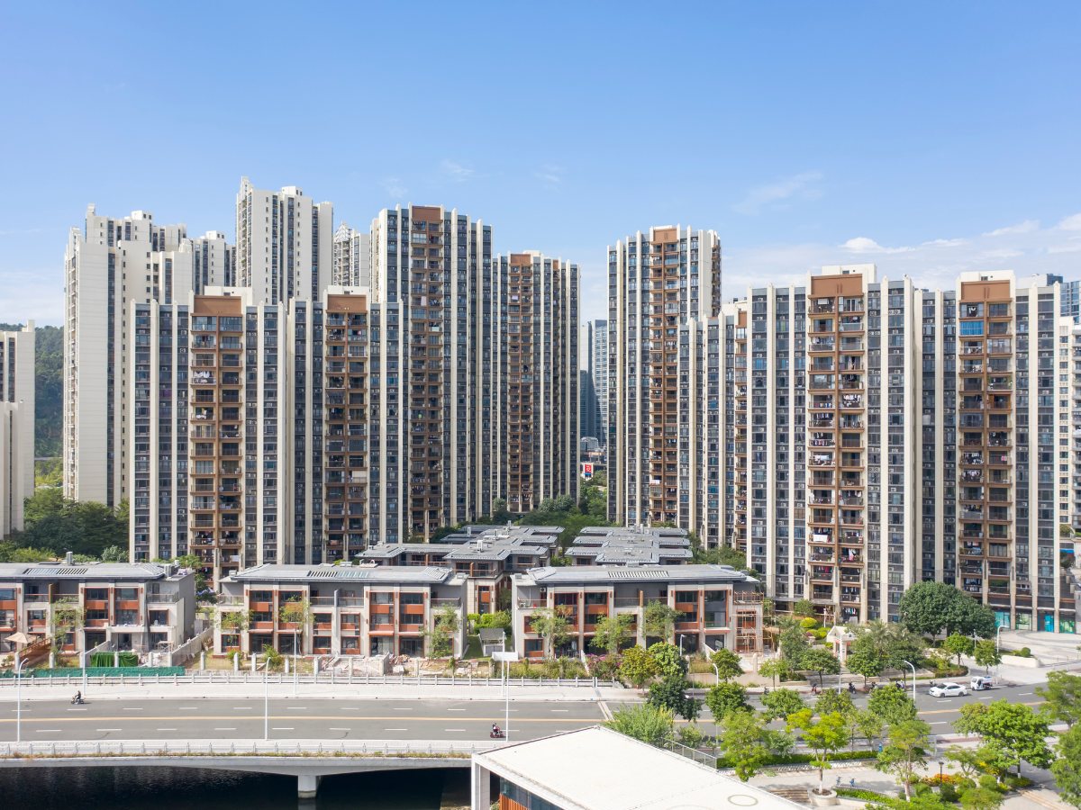 真实案例分享:纽约房地产培训如何改变了我的职业生涯 纽约房地产培训学员在课堂上分享真实职业转型案例